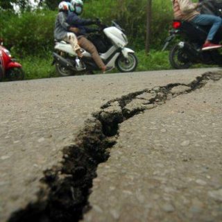 Jalan Kalibakung yang menuju Objek Wisata Guci ambles kembali.