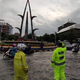 Kawasan Simpang Lima dan sekitar direndam banjir