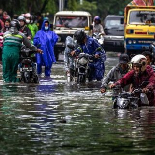 Banjir masih mengitip wilayah Jateng pada senin ini hingga Selasa besok.