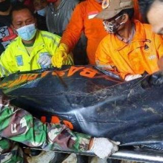 Evakuasi korban longsor