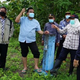 Bupati Bojonegoro Anna Muawanah dan  Wakil Bupati Blora Arief Rohman saat membahas rencana pembangunan Bendungan Karangnongko.
