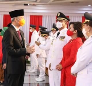 Gubernur Jateng Ganjar Pranowo berbincang-bincang dengan pejabat yang baru dilantik.