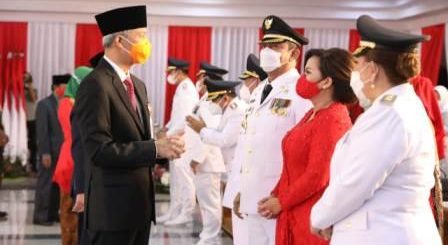 Gubernur Jateng Ganjar Pranowo berbincang-bincang dengan pejabat yang baru dilantik.