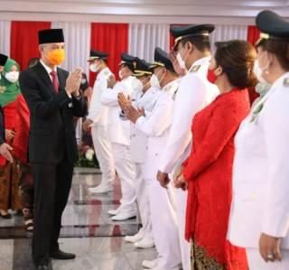Gubernur Jawa Tengah Ganjar Pranowo berbincang dan memberi ucapan selamat kepada bupati/walikota dan wakil yang baru dilantik