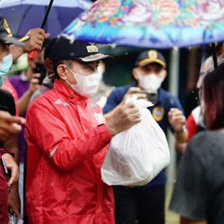 Bupati Pati Haryanto memberikan paket sembako kepada para korban banjir.