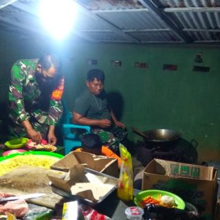 Anggota Kodim 0710 mempersiapkan nasi bungkus yang akan dibagikan kepaada masyarakat terdampak banjir di Kota Pekalongan.