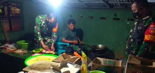Anggota Kodim 0710 mempersiapkan nasi bungkus yang akan dibagikan kepaada masyarakat terdampak banjir di Kota Pekalongan.