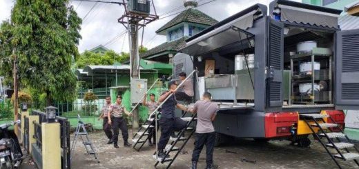 Satu unit mobil milik Polda DIY siap diberangkatkan ke Semarang untuk dijadikan dapur lapangan di kawasan banjir di Kota Semarang