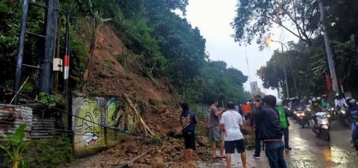 Petugas BPBD Kota Semarang dibantu masyarakat sekitar membersihan longsoran tanah yang menutupi Jalan Gombel lama
