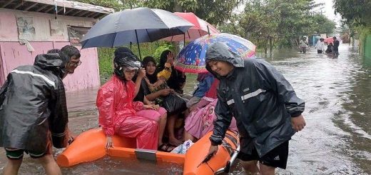 Korban banjir Pekalongan dievakuasi dengan perahu karet