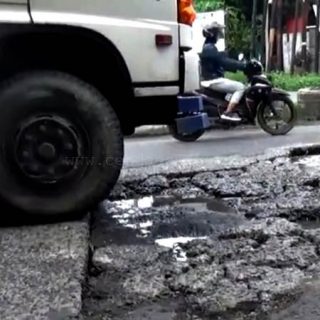 Salah satu jalan berlubang yang rusak di wilayah Kota Semarang