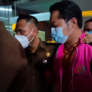 Usai diperiksa tim penyidik Kejagung, Jimmy Sutopo (kanan) langsung ditetapkan jadi tersangka kasus korupsi di Asabri.