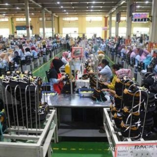 Karyawan perusahaan swasta melakukan aktivitas di tempat kerjanya, 