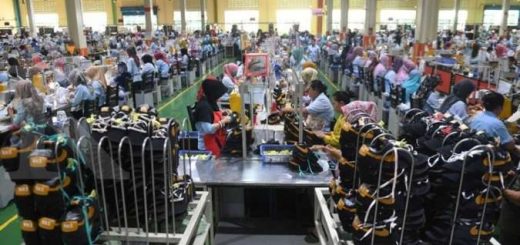 Karyawan perusahaan swasta melakukan aktivitas di tempat kerjanya, 