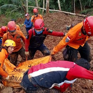 Tim SAR Gabungan membawa salah satu orban tanah longsor di Kebumen
