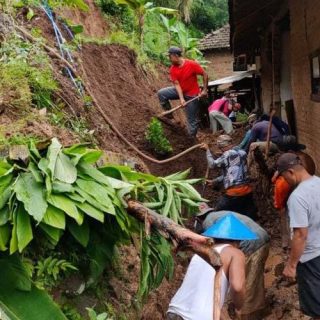 BPBD Kudus dibantuan tim relawan dan waga bergotong-royong singkirkan material longsor
