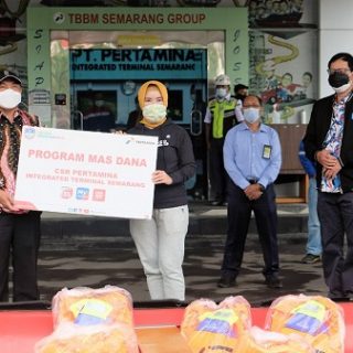 Direktur Utama PT Pertamina (Persero) Nicke Widyawati dan CEO Commercial & Trading Pertamina Mas’ud Khamid secara simbolis menyerahkan bantuan program CSR MasDana