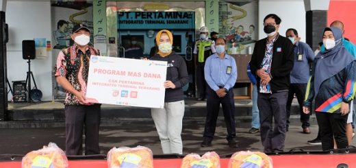 Direktur Utama PT Pertamina (Persero) Nicke Widyawati dan CEO Commercial & Trading Pertamina Mas’ud Khamid secara simbolis menyerahkan bantuan program CSR MasDana