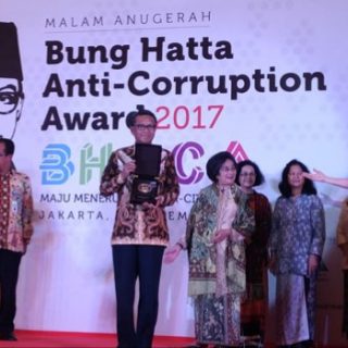Nurdin Abdullah saat menerima penghargaan dari  Bung Hatta Anti-Corruption Award pada tahun 2017.