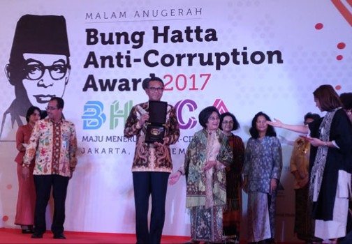 Nurdin Abdullah saat menerima penghargaan dari  Bung Hatta Anti-Corruption Award pada tahun 2017.