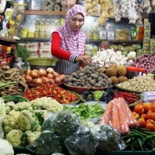 Pasar tradisional di Kota Semarang diperbolehkan buka saat pelaksanaan Program di Rumah Saja digulirkan.