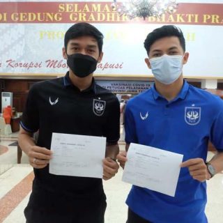 Septian David Maulana dan Alfeandra Dewangga Santosa menunjukkan surat undangan vaksin tahap kedua