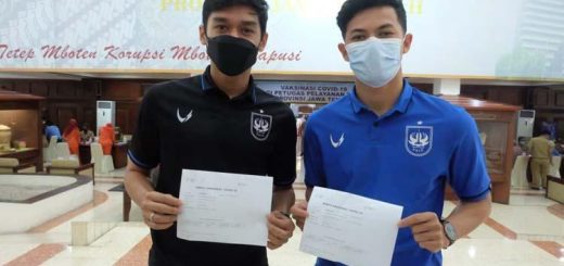 Septian David Maulana dan Alfeandra Dewangga Santosa menunjukkan surat undangan vaksin tahap kedua