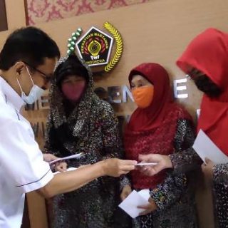 Ketua PWI Jateng Amir Machmud menyerahkan tali asih kepada para janda wartawan pada syukuran HPN 2021