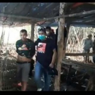 Polisi mengamankan pelaku judi sambung.