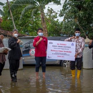 Semen Gresik melalui CSR Cepat Tanggap menyalurkan bantuan kepada para korban banjir di Demak.
