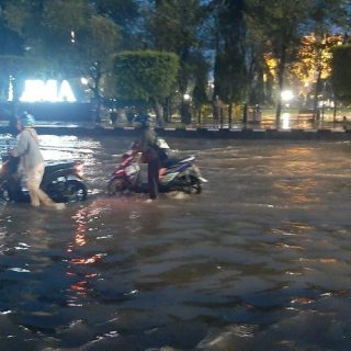 Simpang Lima yang menjadi ikon Kota Semarang selalu terendam banjir pada musim penghujan.