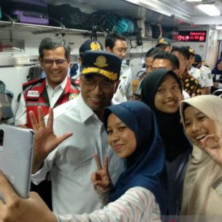 Menteri Perhubungan Budi Karya Sumadi melakukan selfi bersama calon penumpang KA saat meninjau pengoperasian GeNose C19 di Stasiun Senen, Jakarta.