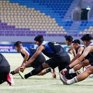 Para pemain melakukan latihan ringan menjelang laga kedua melawan Tira Persikabo.