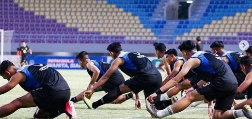 Para pemain melakukan latihan ringan menjelang laga kedua melawan Tira Persikabo.