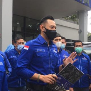 Didamping 34 DPD Provinsi, AHY menyerahkan sejumlah dokumen Partai Demokrat ke Kemenhumham