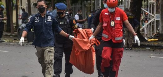 Petugas membawa potongan tubuh yang diduga pelaku bom bunuh diri di Gereja Katedral Makassar