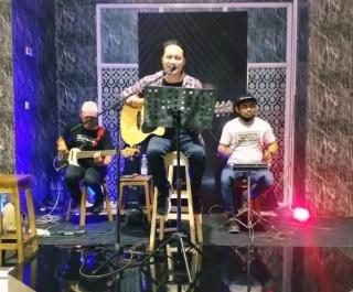Pengisi live akustik Cakra and Friend