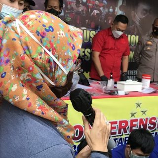 Kasat Reskrim Polrestabes Semarang AKBP Indra Mardiana memberi keterangan kepada wartawan soal penangkapan empat pelaku penipuan dengan modus gendam.