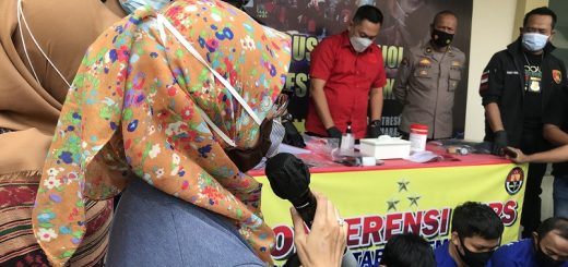 Kasat Reskrim Polrestabes Semarang AKBP Indra Mardiana memberi keterangan kepada wartawan soal penangkapan empat pelaku penipuan dengan modus gendam.