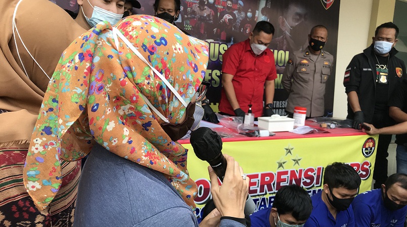 Kasat Reskrim Polrestabes Semarang AKBP Indra Mardiana memberi keterangan kepada wartawan soal penangkapan empat pelaku penipuan dengan modus gendam.