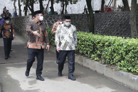 Walikota Semarang Hendrar Prihadi berdialog dengan Kepala Dinas Kesehatan Kota Semarang Mochamad Abdul Hakam.