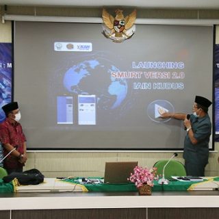 Rektor IAIN Kudus Dr H Mudzakir MAg me-launching aplikasi Sistem Manajemen Universitas Terpadu (SMURT) versi 2.0.