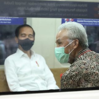 Presiden Joko Widodo bersama Gubernur Jateng Ganjar Pranowo mencoba naik Kereta Rel Listrik lintas Jogja – Solo.