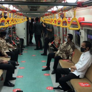 Pesiden Jokowi bersama beberapa pejabat mencoba naik KRL lintas Yogyakarya - Solo yang baru diresmikannya