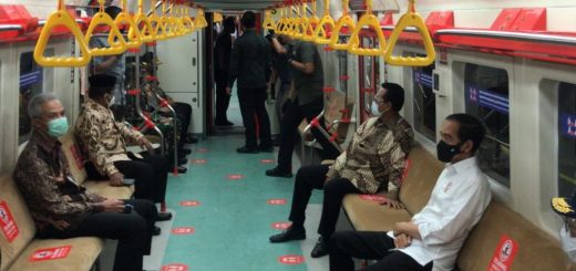Pesiden Jokowi bersama beberapa pejabat mencoba naik KRL lintas Yogyakarya - Solo yang baru diresmikannya