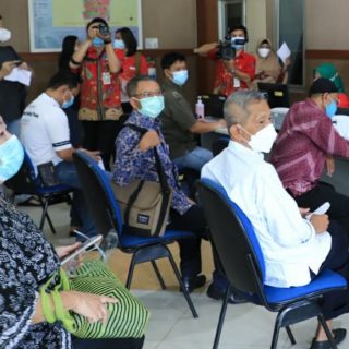 Lansia antre vaksinasi di RSUD Tugurejo, Rabu (3/3)