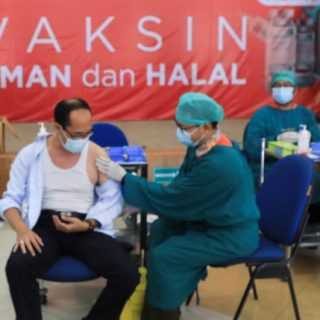 Warga lansia sedang divaksin di RSUD Tugurejo Semarang