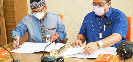 Kadisporapar Jateng Sinung N Rachmadi dan Dirut PT Mahesa Jenar Semarang H Joni Kurniawan menandatangani kontrak kerjasama penggunaan Stadion Jatidiri, Kamis (4/3/2021).