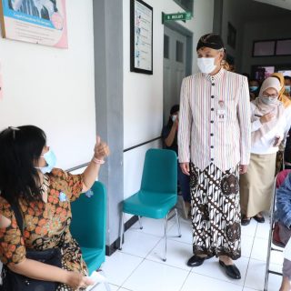 Gubernur Ganjar Pranowo didampingi Wali Kota Solo, Gibran Rakabuming, meninjau pelaksanaan vaksinasi pedagang pasar