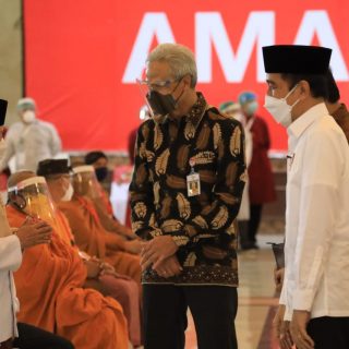 Presiden Joko Widodo didampingi Gubernur Ganjar Pranowo mengunjungi proses vaksinasi ulama, tokoh lintas agama dan santri di MAJT